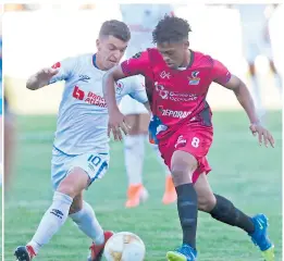  ??  ?? avance. Matías Garrido intenta quitarle el balón a Víctor Moncada.