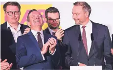  ?? FOTO: DPA ?? Große Freude bei Fdp-generalsek­retär Volker Wissing (2. v. links) und Parteichef Christian Lindner am Wahlabend.
