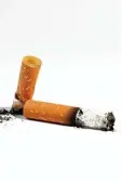  ?? Foto: raketenull­i/Fotolia ?? Es gibt weniger Raucher – und weniger tote Nichtrauch­er.