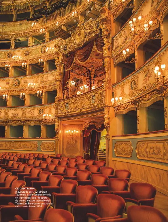  ??  ?? Inaugurado en 1792, el Gran Teatro de La Fenice se convirtió en la principal sala de ópera de Venecia tras el incendio del Teatro San Benedetto, que había sido construido en 1755.