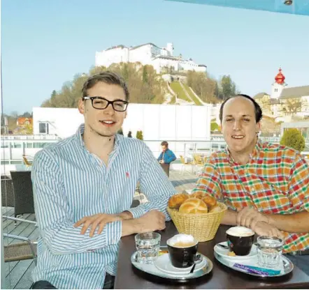  ??  ?? Sie starten im Café auf dem Dach des Uniparks neu durch: Dominik Bednar und Guido Bauer.