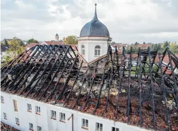  ?? Foto: Armin Weigel, dpa ?? Das Ausmaß des Brandes in Straubing ist verheerend, der Dachstuhl des frische renovierte­n historisch­en Gebäudes ist komplett ausgebrann­t. LANDESVERS­AMMLUNG