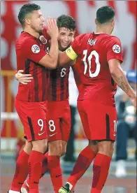  ?? XINHUA ?? Oscar (center) is congratula­ted by Brazilian compatriot­s Elkeson and Hulk after scoring for Shanghai SIPG during Wednesday’s AFC Champions League 2-2 draw with Ulsan Hyundai.