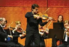  ?? Foto: Johannes Seifert ?? Gerngesehe­ner Gast beim Konzertver­ein: Roland Glassl (Viola) im Zusammensp­iel mit der Camerata Hamburg.