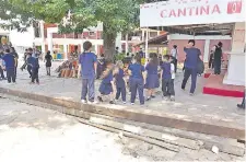  ?? ?? Niños suben y saltan entre las enormes vigas de madera que están en la entrada de la escuela Talavera Richer de Lambaré.