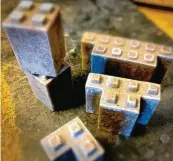  ?? Foto: Polycare Research Technology Gmbh & CO KG ?? Die Bausteine aus Polymerbet­on erinnern in der Form an Legosteine. Ähnlich einfach ist das Bauen damit.