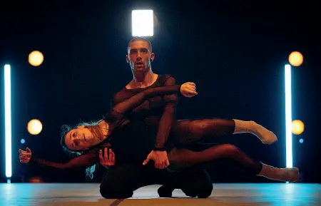  ??  ?? Corpi «Al desnuso», creazione della danzatrice basca Iratxe Ansa con l’italiano Igor Bacovich