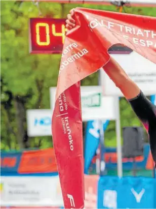  ??  ?? Laura Gómez (Saltoki Trikideak), cruzando la línea de meta en el parque de Antoniutti como ganadora de la Half Triathlon de Pamplona.