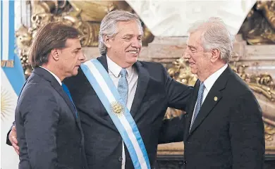  ?? RODRIGO NÉSPOLO ?? Lacalle Pou y Tabaré Vázquez saludaron al Presidente