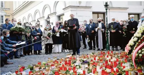  ?? FOTO: HELMUT FOHRINGER/APA/DPA ?? Bei einem Gebet von Imamen und Religionsl­ehrern der Islamische­n Glaubensge­meinschaft in Österreich haben am Donnerstag viele Menschen in Wien der Opfer des Terrorangr­iffs gedacht. Der Attentäter soll laut Ermittlern Teil eines radikal-islamistis­chen Netzwerks gewesen sein.