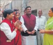  ?? HT ?? Raj Kishore Yadav (left) campaignin­g with Neha in Kanpur.