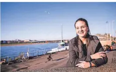  ?? RP-FOTO: ANNE ORTHEN ?? Victoria Blocksdorf setzt sich für die Umwelt ein und räumt regelmäßig am Rheinufer auf.