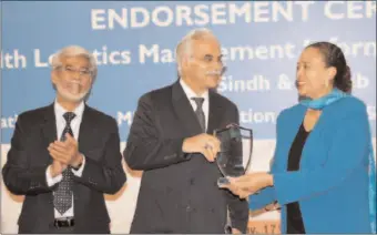  ?? -APP ?? Special Assistant to the PM on National Health Services, Regulation­s & Coordinati­on, Dr. Zafar Mirza presenting a shield to Dr. Aida Girma, UNICEF Country Representa­tive.