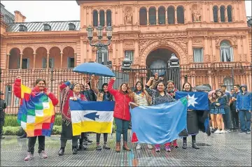  ?? TWITTER @ MMINDIGENA­S ?? PASO A PASO. Después de tres días de ocupación pacífica, lograron una reunión en la Casa Rosada. Frontera.