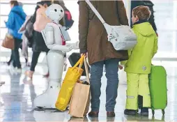  ??  ?? Ci-contre : depuis février dernier, l’aéroport de Munich teste un robot qui répond aux questions des passagers, notamment sur les vols. A g. : à l’aéroport de Bangkok, une hôtesse véri  e passeports et billets avant l’embarqueme­nt.