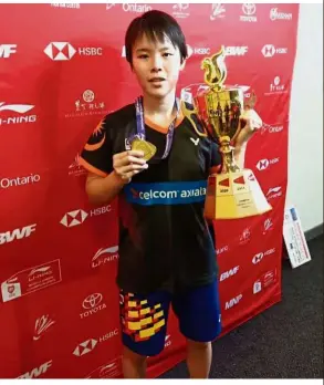  ??  ?? No more tears: Goh Jin Wei posing with the trophy for the second time after winning it last in 2015.