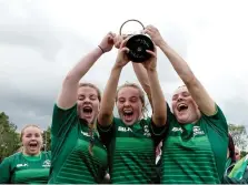  ??  ?? Connacht joint-captains Emily Gavin, Aoibheann Reilly and Beibhinn Parsons lift the trophy