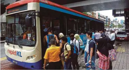  ?? FILE PIC ?? A RapidKL bus picking up passengers outside KL Sentral in Kuala Lumpur.