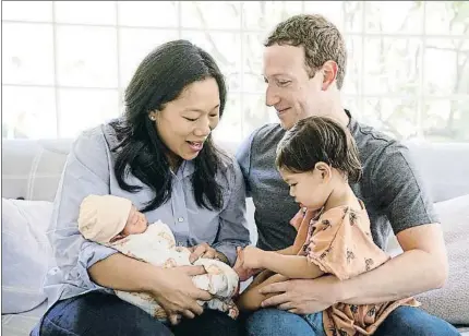  ??  ?? Max juega con el pie de su hermana August, la segunda hija de Priscilla Chan y Mark Zuckerberg