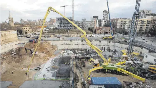  ?? Ferran Nadeu ?? Obres de construcci­ó d’edificis d’oficines en un solar del carrer de Pere IV al barri barceloní del 22@ el gener passat.