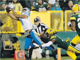  ?? MATT LUDTKE/THE ASSOCIATED PRESS ?? Detroit Lions wide-receiver Marvin Jones catches a touchdown pass in front of Green Bay Packers cornerback Davon House during the first half of Monday’s game in Green Bay, Wis.