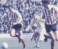  ??  ?? Left-back Alan Kennedy cuts in from the flank against Fulham