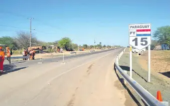  ??  ?? El tramo 20 de la ruta bioceánica que se inicia en Carmelo Peralta habilitada ayer por el presidente Mario Abdo. El trecho completado es de 12 km en esta localidad y otros 12 Km en Loma Plata.