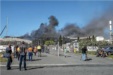  ?? STACY SQUIRES/ STUFF ?? A large fire erupted at Ravensdown’s fertiliser factory in Hornby, Christchur­ch, yesterday. Evacuated staff from nearby Iplex Pipelines NZ watch the fire from Braeburn Dr.