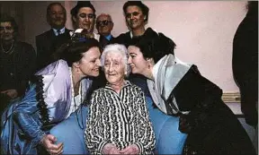  ??  ?? Jeanne Calment ne serait pas morte à 122 ans, selon deux chercheurs russes.