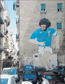 ?? FOTOS: EFE ?? Hace ya muchos años que Diego Armando Maradona dejó de jugar en el Nápoles, pero su imagen está presente en todos los rincones de la ciudad y sigue siendo el gran reclamo turístico y el emblema del club