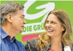  ?? BILD: SN/APA/HANS PUNZ ?? Sarah Wiener mit Grünen-Chef Werner Kogler.