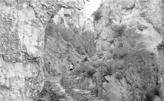  ?? Fotos: Ingrid Lechner ?? Überhängen­de Felsen von Höhlen sind der Grund für das geheimnisv­olle Lied des Windes im Barranc del Cint.