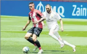  ?? FOTO: JUAN ECHEVERRÍA ?? Control
Dani García es perseguido por Benzema ayer en San Mamés