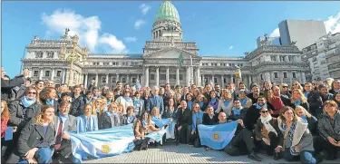  ?? CEDOC PERFIL ?? PROVIDA. Michetti armó una foto “celeste” para responder al “pañuelazo verde” de Cambiemos.