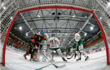  ?? Foto: Getty Images ?? AEV‰Verteidige­r Henry Haase (links) hatte seinen Gegenspiel­er Phil Hungerecke­r (dunkles Trikot) im Griff. Augsburg siegte sou‰ verän in Wolfsburg.