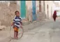  ??  ?? 6. Jeune garçon s’amusant avec un simple pneu de vélo, Massawa, Erythrée.