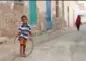  ??  ?? 6. Jeune garçon s’amusant avec un simple pneu de vélo, Massawa, Erythrée.