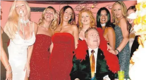  ?? KORPA ?? Larry Flynt, en la celebració­n de su 60 cumpleaños, en su club de estriptis, en París sias
Julio IgleCharis­se Verhaert