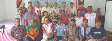  ??  ?? Mong and Indit (back – fourth right and fourth left, respective­ly) join members of GLCBET Developmen­t Committee in a group photo taken after the meeting.