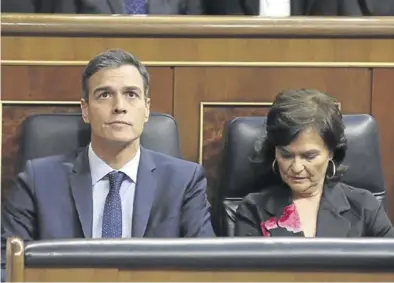  ?? EFE / ZIPI ?? El presidente del Gobierno, Pedro Sánchez, y la vicepresid­enta, Carmen calvo, el jueves en el Congreso.