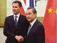  ?? REUTERS PIC ?? Britain’s Foreign Secretary Jeremy Hunt (left) meeting China’s Foreign Minister
Wang Yi at Diaoyutai State Guesthouse in Beijing, China, yesterday.