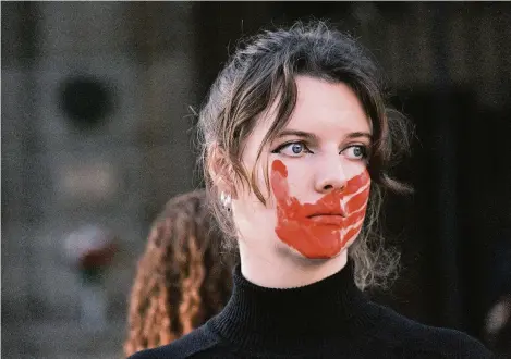  ?? (PARIS, 12 NOVEMBRE 2022/ANNA MARGUERITA­T/HANS LUCAS/AFP) ?? Une action du collectif féministe #NousToutes en soutien aux victimes de viols.