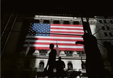  ?? Spencer Platt/Getty Images/AFP ?? Fachada da Bolsa de NY, cujo índice Dow Jones fechou esta segunda em alta de 1,98%