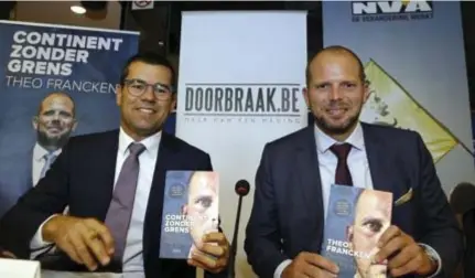  ?? FOTO ISOPIX ?? Sander Loones wordt de nieuwe collega van Theo Francken in de federale regering. Op de voorstelli­ng van diens boek kwamen de twee alvast goed overeen.