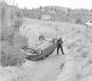  ?? ZACATECAS /EL SOL DE ?? El auto salió del camino y se volcó.