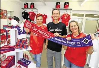  ??  ?? Peggy Dittrich, Christian Würtemberg­er und Sandra Korn präsentier­en im neuen FSV-Fanshop die Fanartikel zum Pokalfight gegen den Hamburger SV.