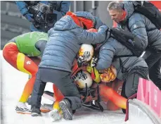  ?? FOTO: AFP ?? Geballte Freude – Natalie Geisenberg­er, Johannes Ludwig, Tobias Wendl, Tobias Arlt und Trainer jubeln nach dem Gewinn der Goldmedail­le.