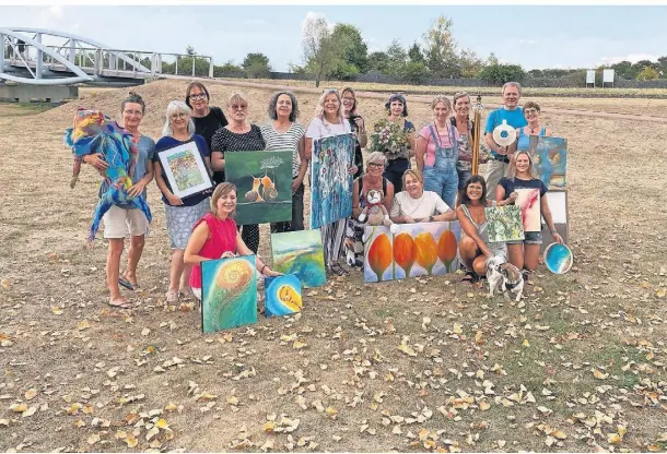  ?? FOTO: KALUZA ?? Aussteller und Organisato­ren freuen sich auf den Kunstbasar am neuen Standort am Rheinufer im Neulandpar­k.