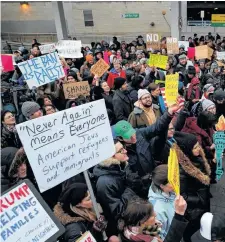  ?? FOTOS: REUTERS ?? Donald Trump habló ayer con otros líderes mundiales, mientras hubo protestas por su medida antiinmigr­atoria.