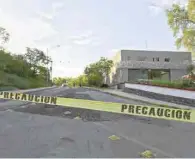  ??  ?? Escena. El cuerpo fue localizado en un estacionam­iento atrás de la estación de Bomberos del municipio.
